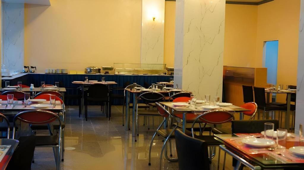 J Two S Pratunam Hotel Bangkok Exterior photo