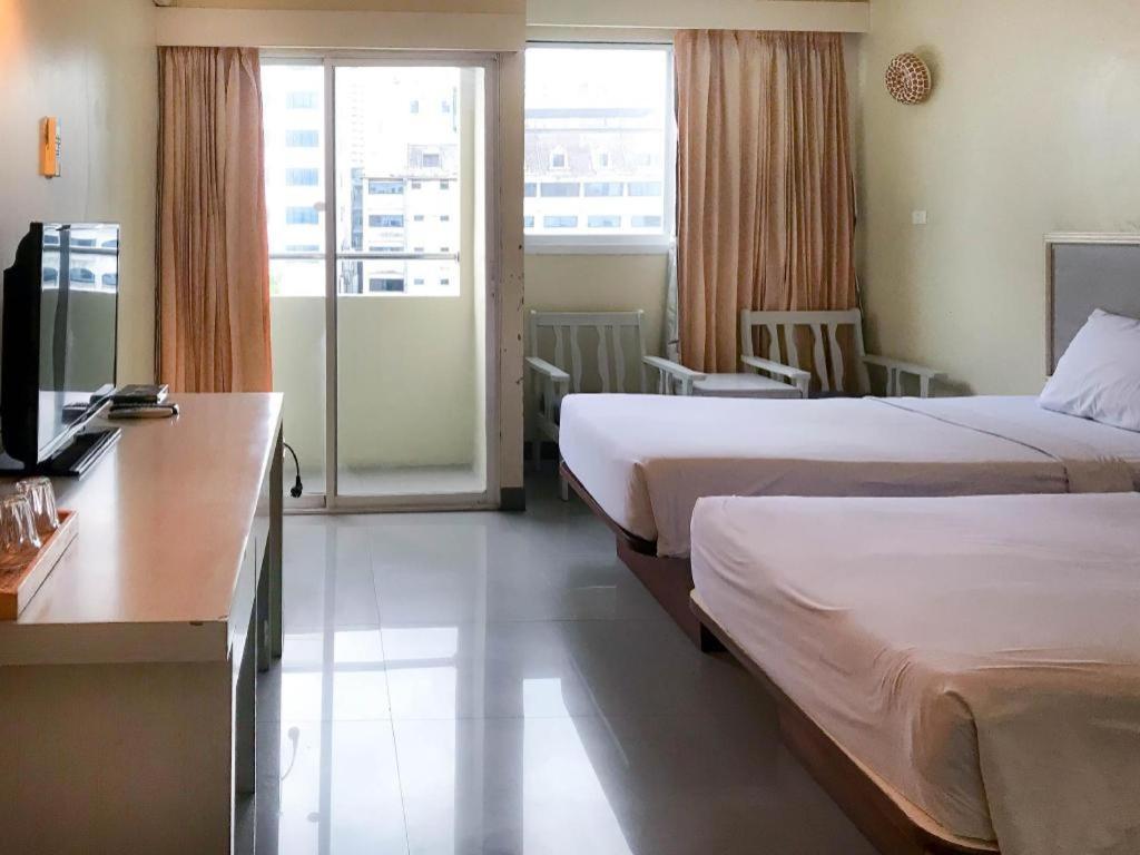 J Two S Pratunam Hotel Bangkok Exterior photo