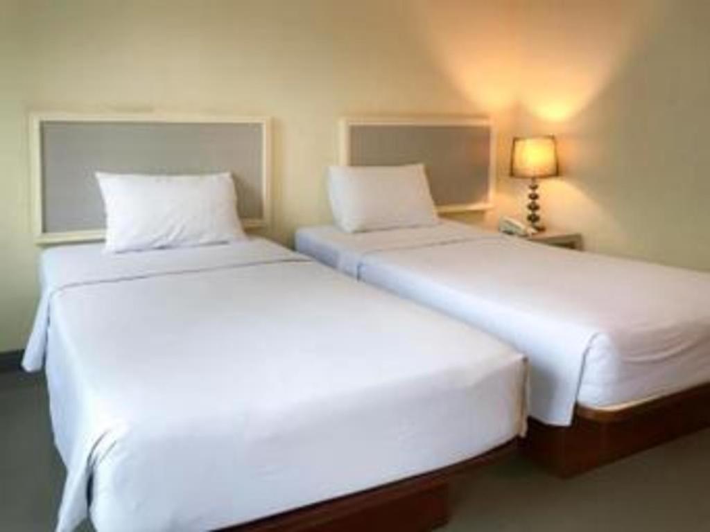 J Two S Pratunam Hotel Bangkok Exterior photo