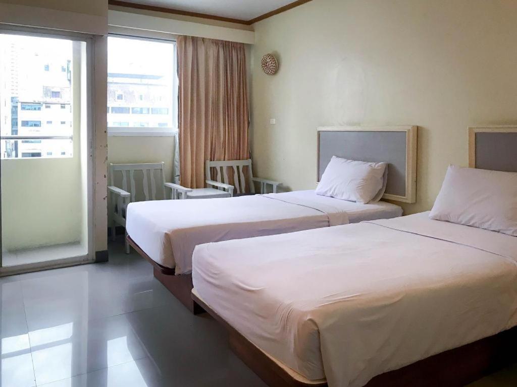 J Two S Pratunam Hotel Bangkok Exterior photo