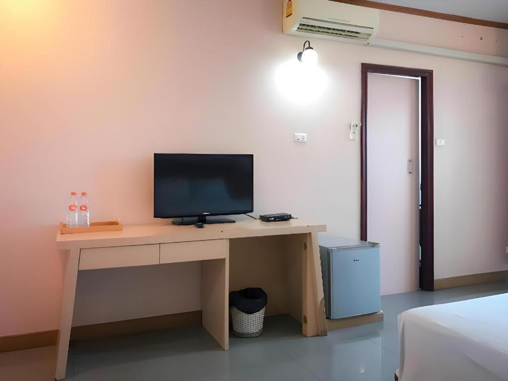 J Two S Pratunam Hotel Bangkok Exterior photo