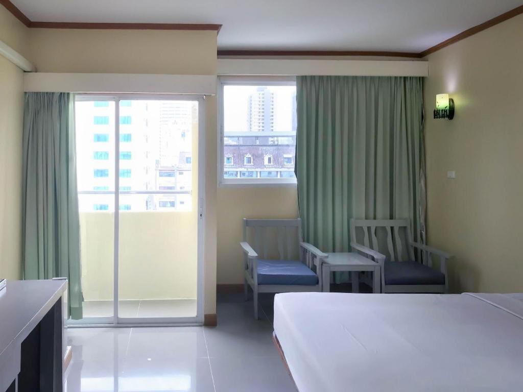 J Two S Pratunam Hotel Bangkok Exterior photo
