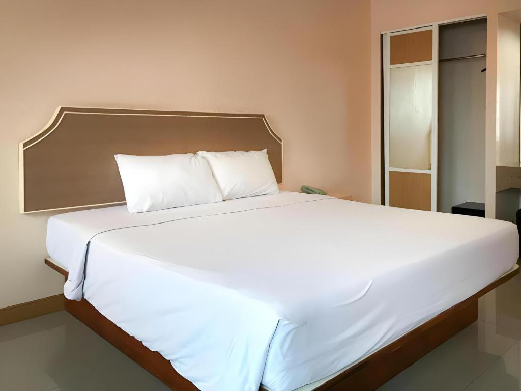 J Two S Pratunam Hotel Bangkok Exterior photo