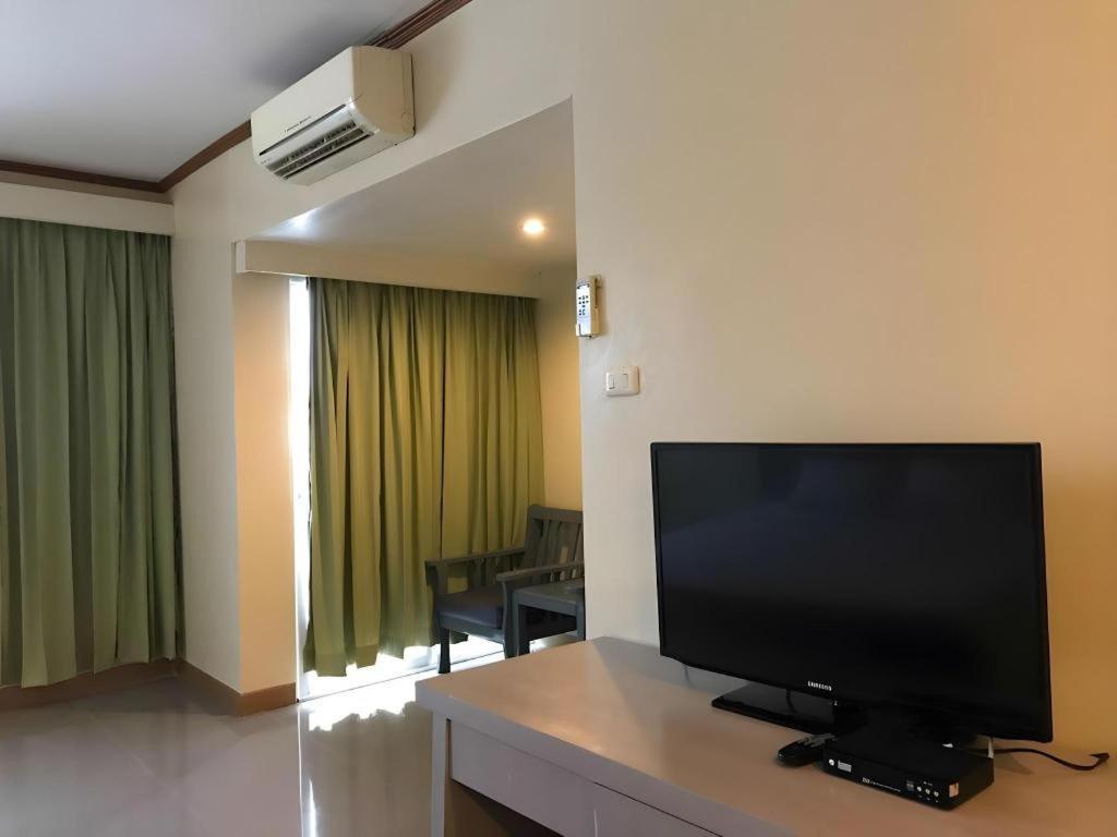 J Two S Pratunam Hotel Bangkok Exterior photo