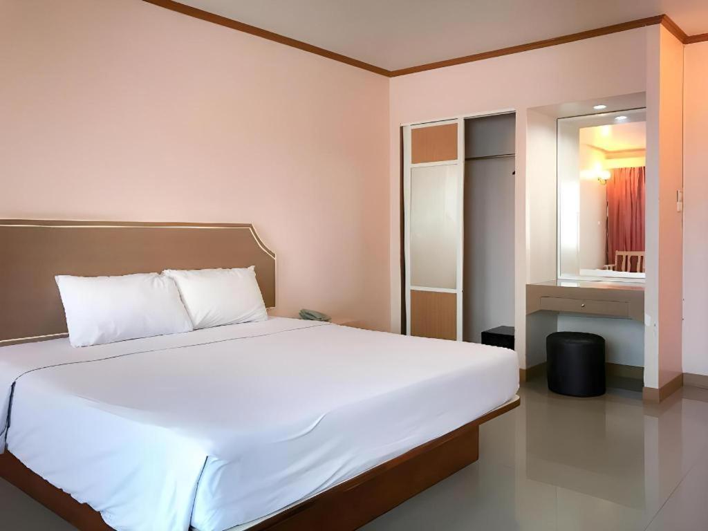 J Two S Pratunam Hotel Bangkok Exterior photo