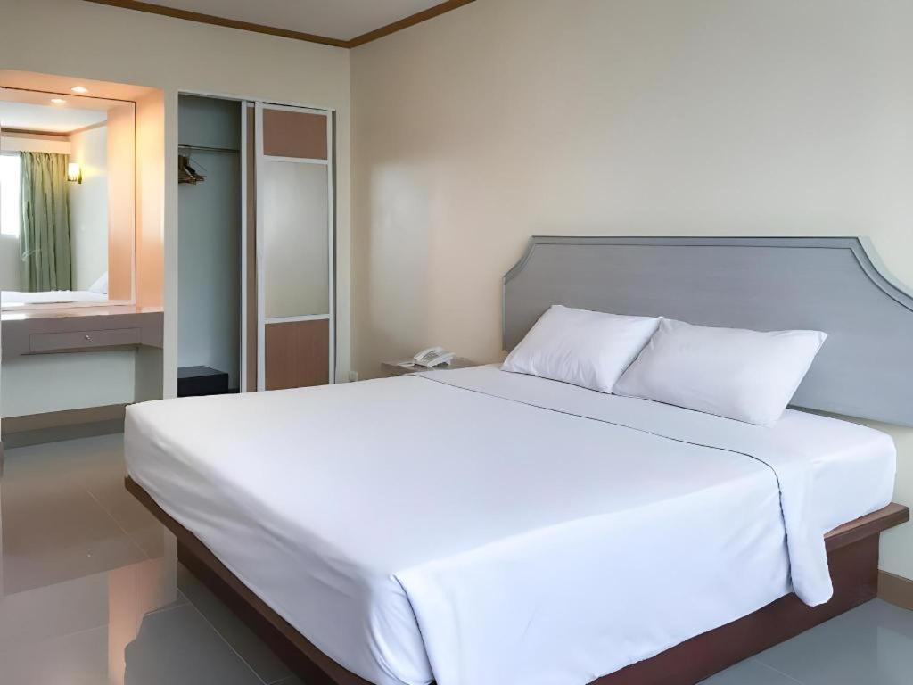 J Two S Pratunam Hotel Bangkok Exterior photo